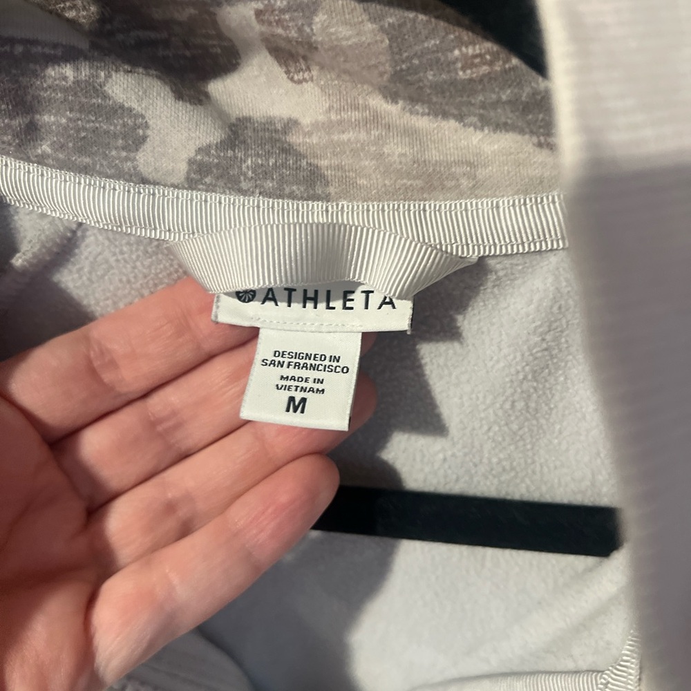Athleta Triumph Printed Hoodie Jacket in Grey
Gypsum Camo Medium - Picture 3 of 6